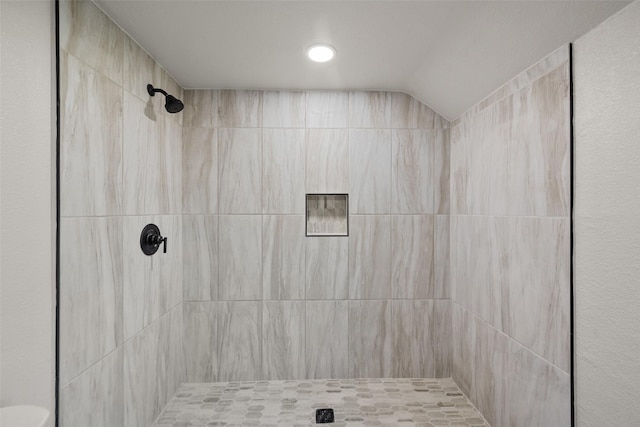 bathroom featuring tiled shower