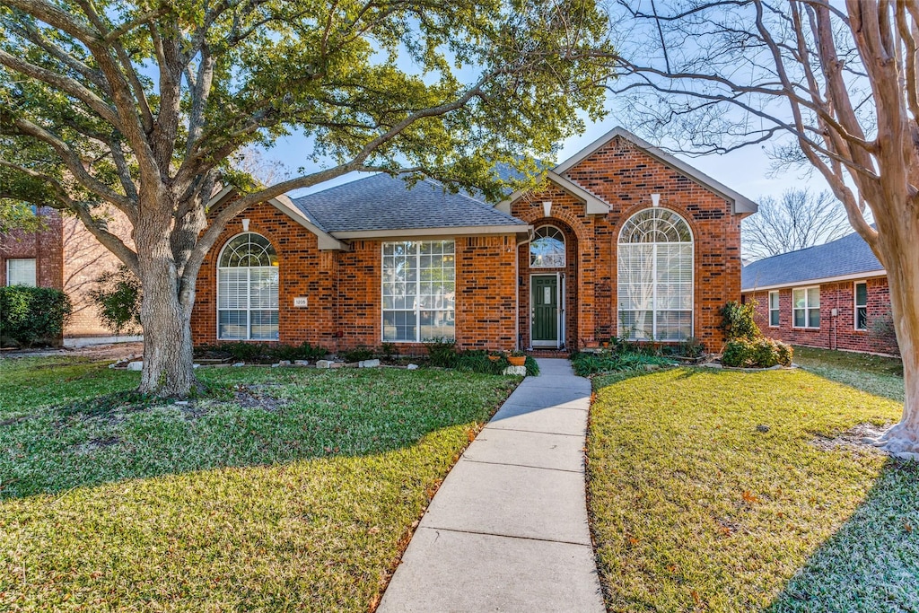 front facade with a front yard