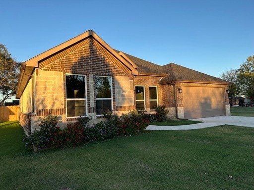 view of front of house featuring a front yard and a garage