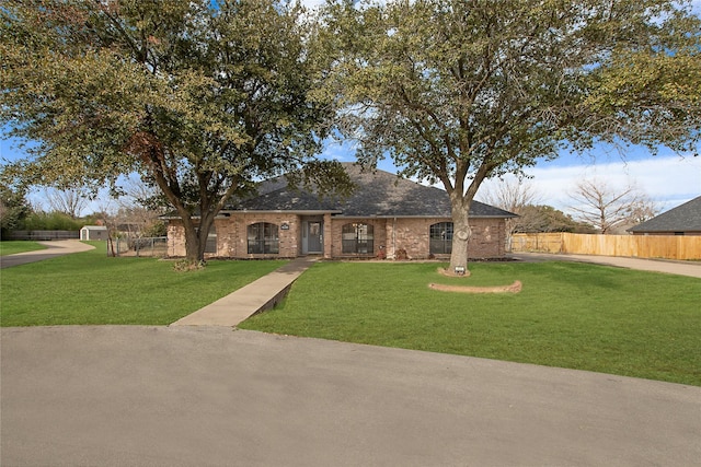 view of front of property featuring a front yard