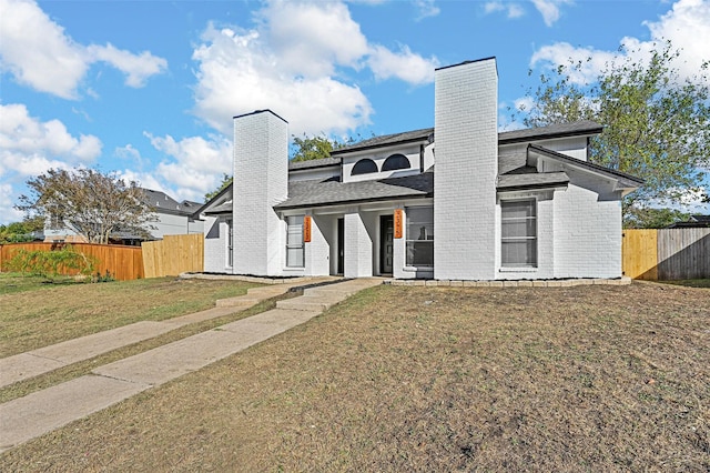 view of front of property featuring a front yard