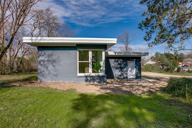 back of house featuring a lawn