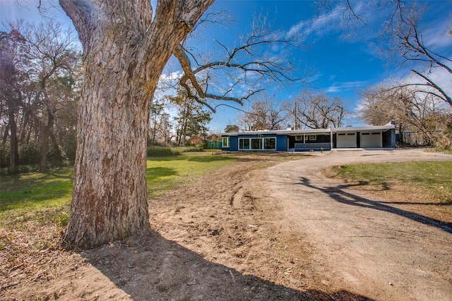 single story home featuring a carport and a front yard