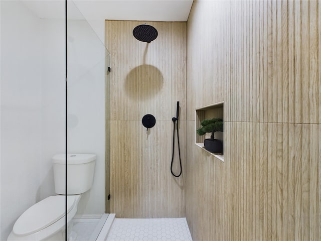 bathroom with toilet and tiled shower