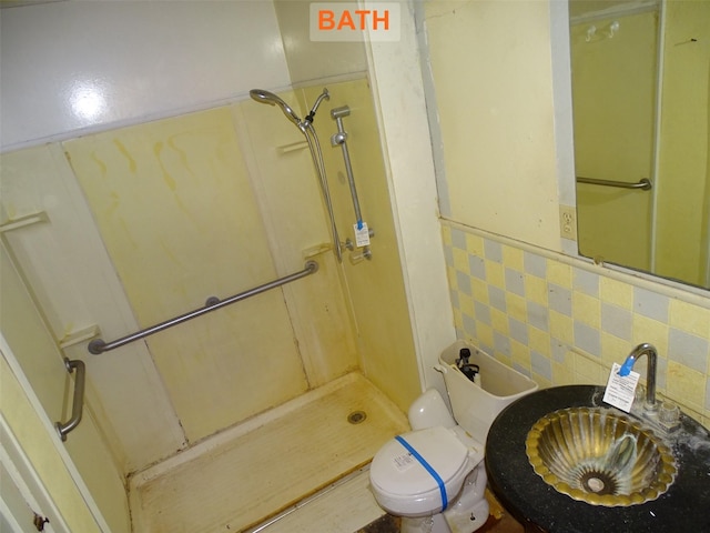 bathroom with a shower, sink, toilet, and decorative backsplash