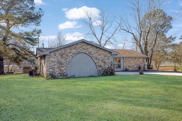 view of front of property with a front lawn