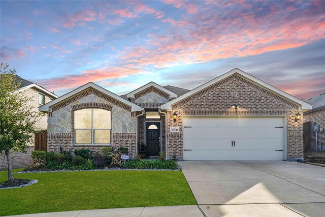 view of front of house featuring a front yard and a garage