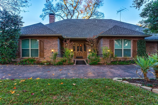 view of front of house featuring a front yard