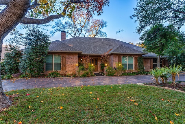 ranch-style house featuring a front yard