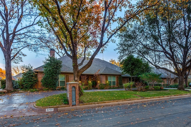 view of front of home featuring a front lawn