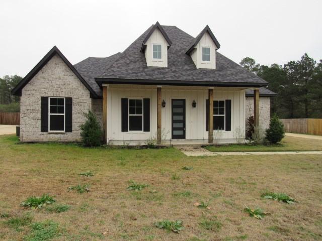 view of front facade featuring a front lawn