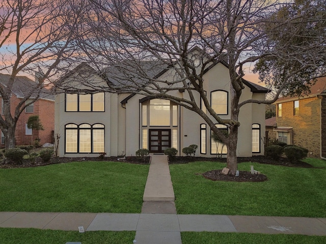 view of front facade with a yard