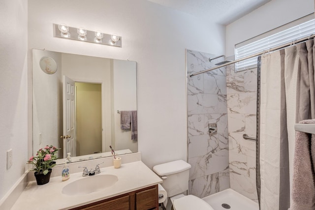 bathroom featuring a shower with shower curtain, vanity, and toilet