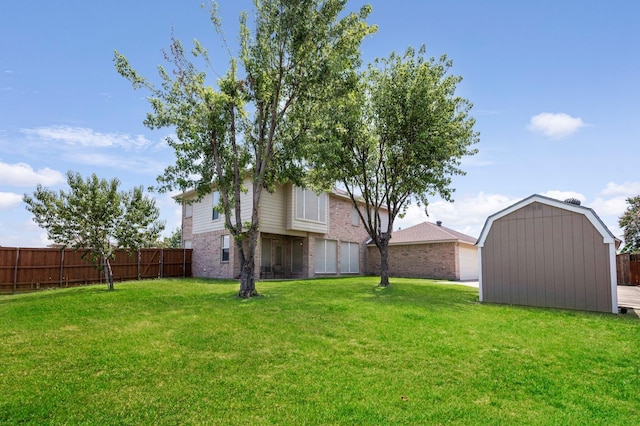 view of yard featuring a shed