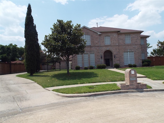 view of front of property featuring a front yard