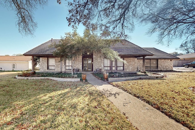 view of front facade with a front yard