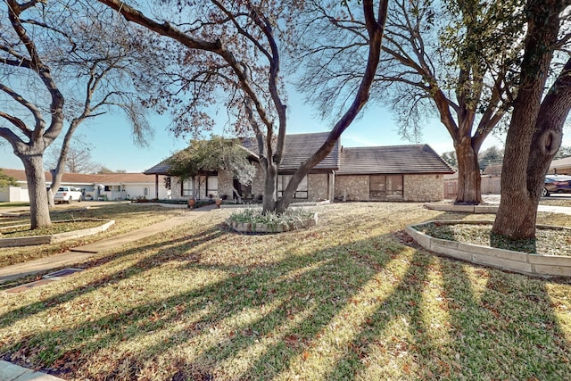 view of front facade featuring a front lawn