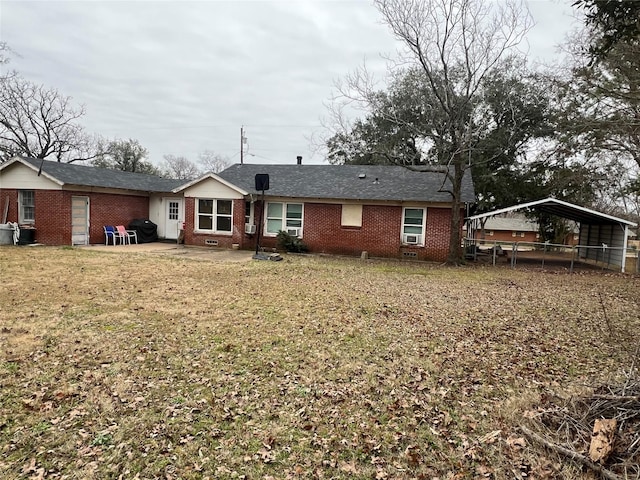 rear view of property with cooling unit, a carport, and a yard