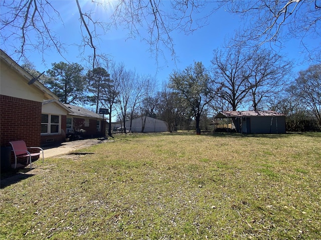 view of yard featuring an outdoor structure and a storage shed