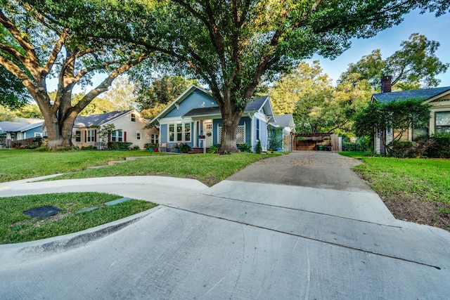 view of front of property featuring a front lawn