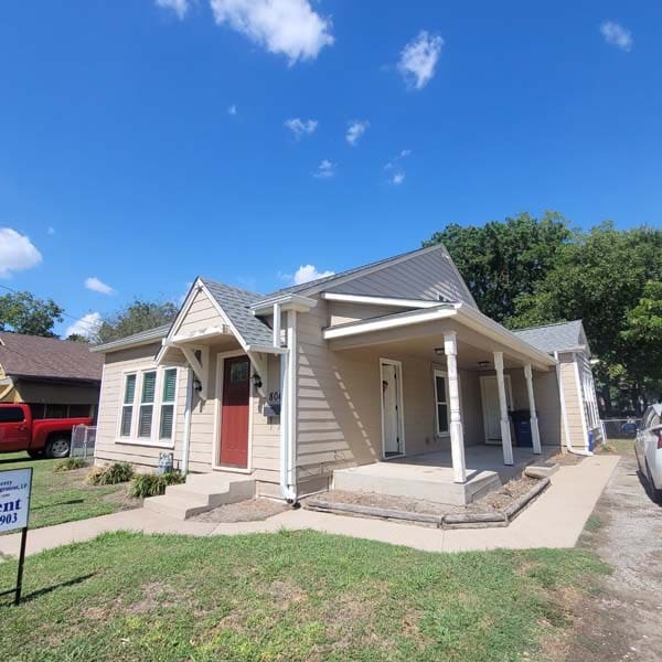 view of front of house featuring covered porch and a front lawn