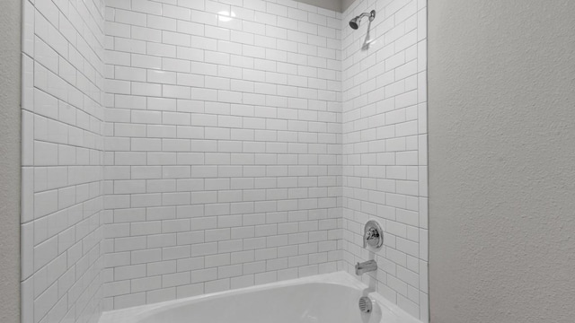 bathroom with tiled shower / bath