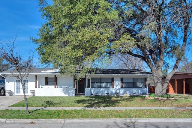 single story home with a front lawn