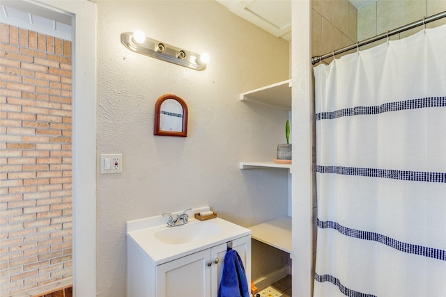 bathroom featuring a shower with curtain and vanity