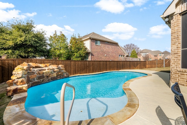 view of swimming pool