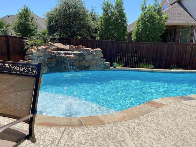 view of pool with pool water feature