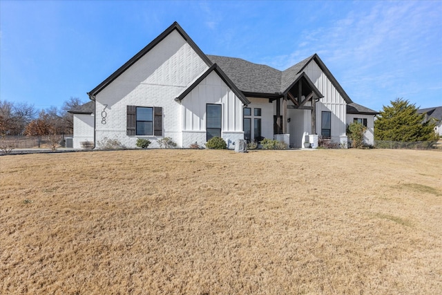 view of front of house featuring a front lawn