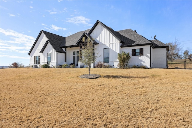 view of front facade with a front yard