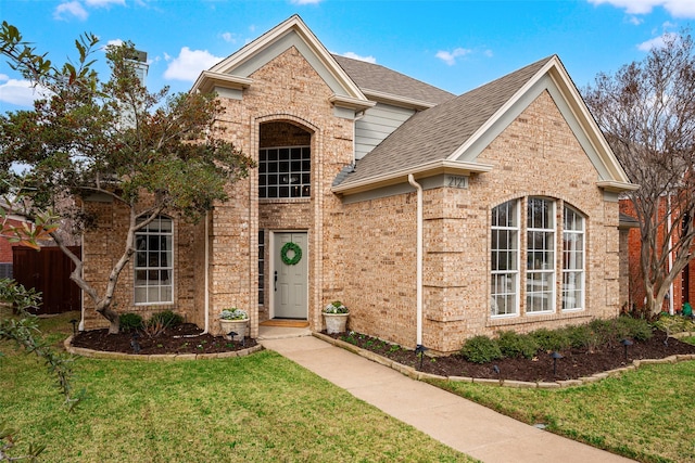 view of front of property featuring a front lawn