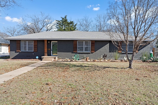 single story home featuring a front lawn