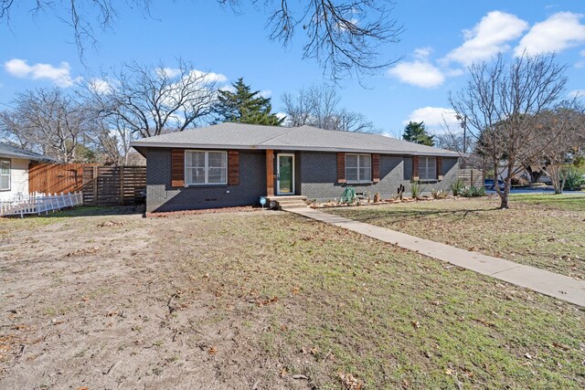 ranch-style home featuring a front lawn