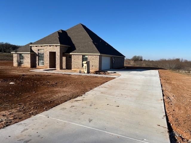 view of front facade with a garage