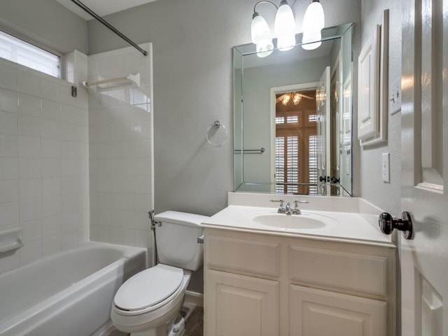 full bathroom featuring bathtub / shower combination, vanity, an inviting chandelier, and toilet