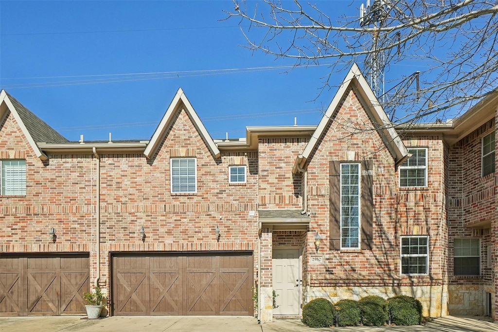 view of front facade featuring a garage