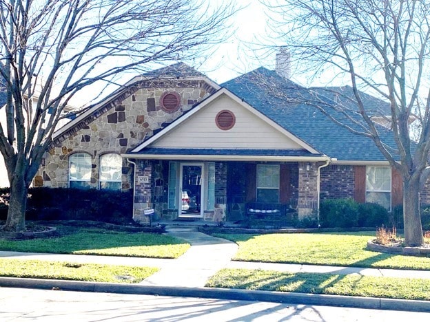 view of front facade with a front yard