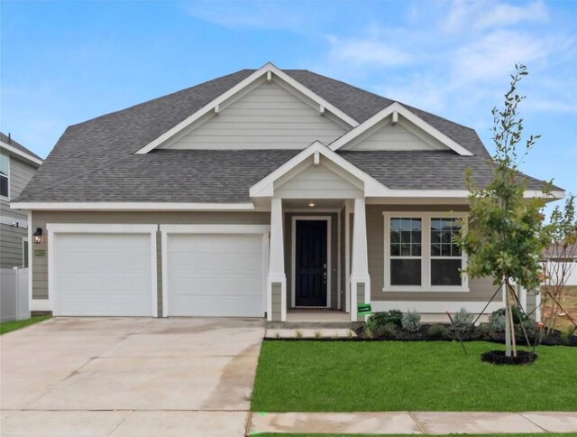 view of front of house featuring a front lawn