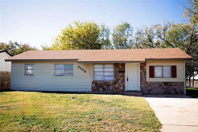 single story home featuring a front yard