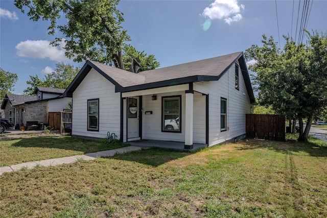 view of front of property featuring a porch and a front lawn