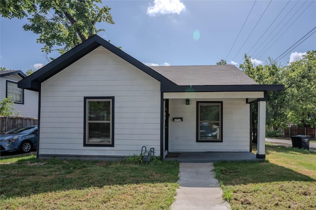 view of front of property featuring a porch and a front lawn