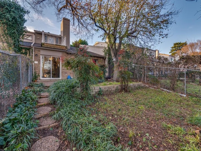 view of yard featuring a balcony