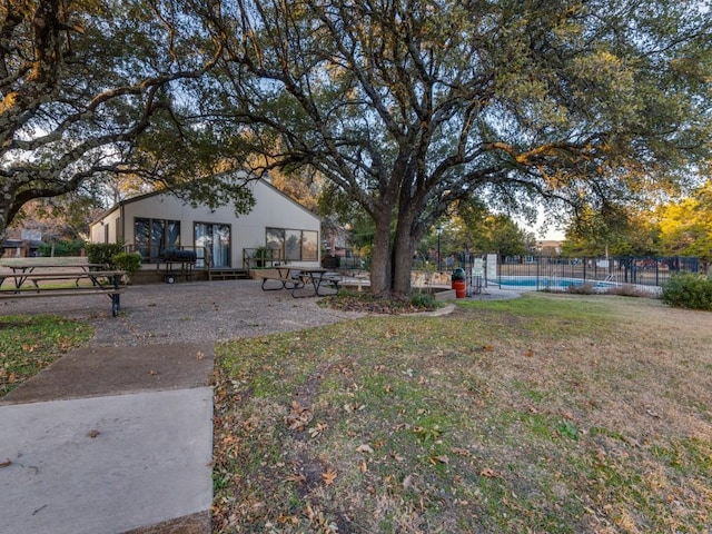 view of yard featuring a fenced in pool