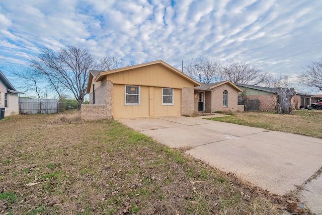 single story home featuring central air condition unit and a front yard