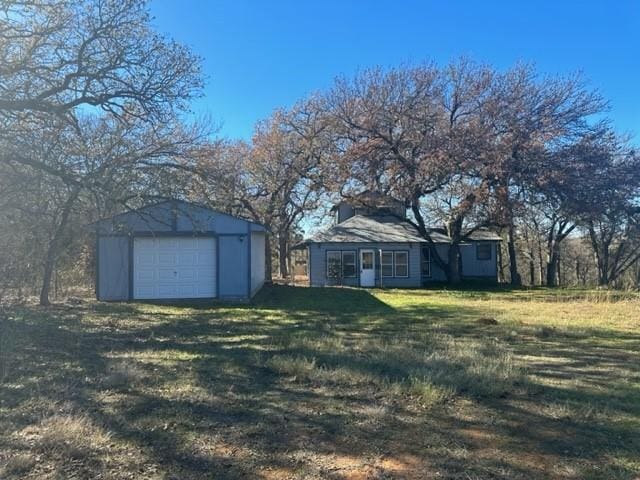 view of yard featuring an outbuilding and a garage