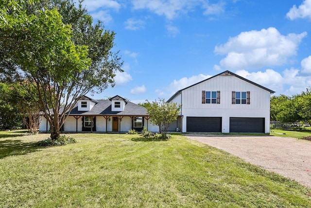 view of front of property featuring a front yard