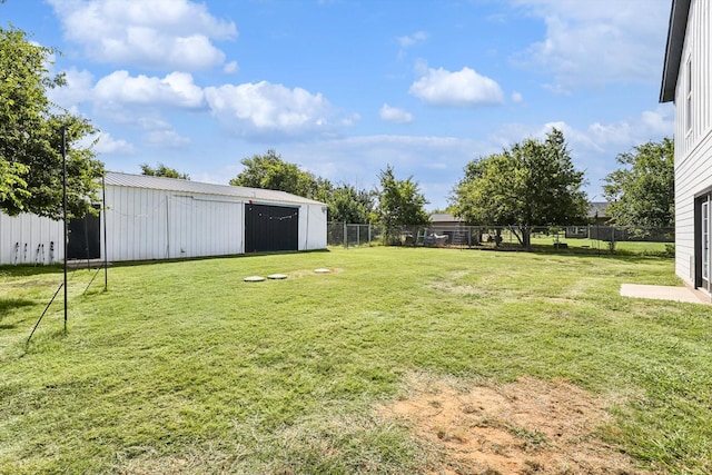 view of yard featuring an outbuilding