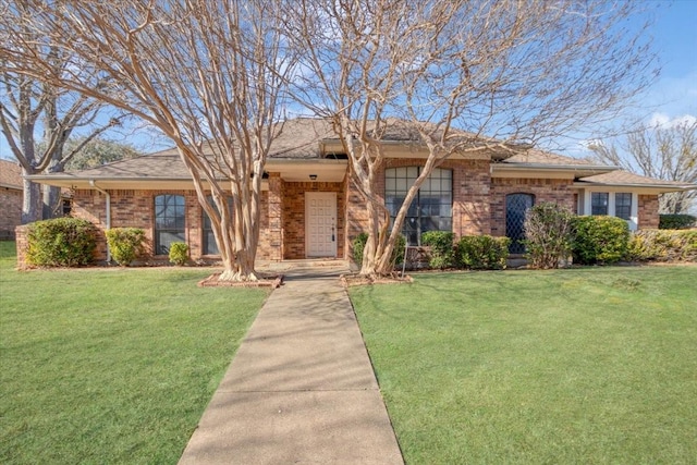 single story home featuring a front yard